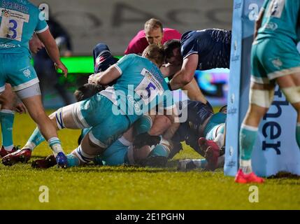 Verkauf Sharks Flanker Jono Ross (versteckt) fährt rüber für ein Spät versuchen während der Gallagher Premiership Spiel Sale Sharks -V- Worcester Warriors an der AJ Stockfoto