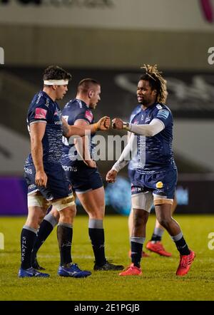 Sale Sharks Wing Marland Yarde gratuliert Sale Sharks Flanker Jono Ross nach seinem Versuch während des Gallagher Premiership Match Sale Haie -V- Würzen Stockfoto
