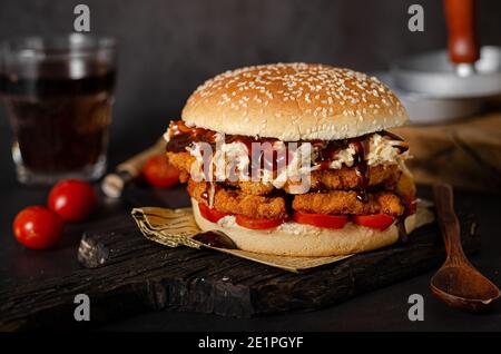 Köstlicher Burger mit Schnitzel und Coleslow-Salat Stockfoto