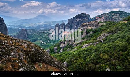 Blick auf spektakuläre Felsen von Meteora, Thessalien, Griechenland und Tal. Kloster Moni Agias Varvaras Roussanou und Kloster Varlaam. Rocky Hills Stockfoto