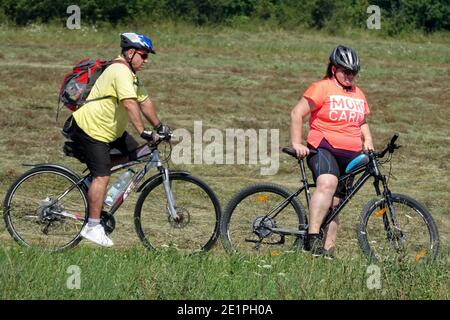 Übergewichtige Paar Radfahren im Sommer auf Radweg Menschen fahren Ein Fahrrad Stockfoto