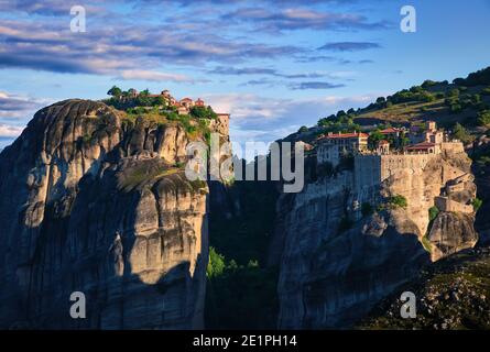 Am frühen Morgen über Varlaam und Great Meteoron oder Megalo Meteoro oder Metamorphose Klöster in Meteora, Griechenland. Erste Sonnenstrahlen. UNESCO-Weltkulturerbe Stockfoto