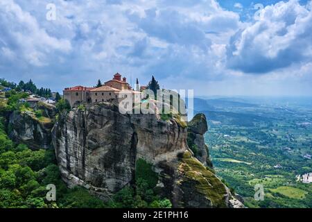 Clifftop Eastern Orthodox Nonnenkloster von St. Stephen oder Agios Stefanos im berühmten Meteora-Tal, Griechenland, UNESCO-Weltkulturerbe Stockfoto