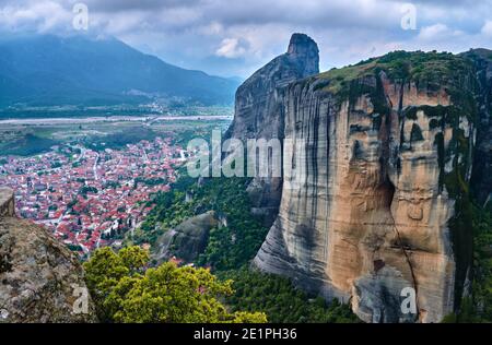 Blick von der Klippe über Kalambaka und Kastraki Dörfer am Fuße der Meteora Berge, Griechenland, und berühmte beeindruckende Säulen um sie an bewölkten Tag Stockfoto