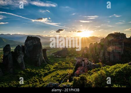 Toller Blick auf Meteora, Griechenland, Tal bei Sonnenuntergang über Bergen, Moni Agias Varvaras Roussanou Nonnenkloster, natürliche Linsenfackeln. UNESCO-Weltkulturerbe Stockfoto