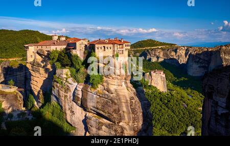 Cliff top Varlaam Kloster, Abendsonne, Meteora, Griechenland, typische Landschaft von Felsen. Moni Agias Varvaras Roussanou Nonnenkloster. UNESCO-Weltkulturerbe Stockfoto