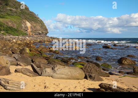 Avalon Beach und Bangalley fahren an den nördlichen Stränden Sydneys entlang, am späten Nachmittag Sonne mit felsiger Küste am nördlichen Ende von Avalon Beach, Sydney, Australien Stockfoto