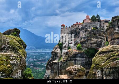 Klippe-Spitze großes Meteoron Kloster in der felsigen Landschaft des berühmten Meteora Tales, Griechenland, UNESCO Welterbe, fallen eindrucksvolle Sonnenstrahlen nach Kloster Stockfoto