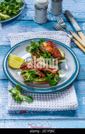 Sardinen in Tomatensauce mit Avocado und Lammsalat Toast – High-Angle-Ansicht Stockfoto