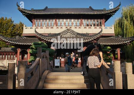 Chinesisches Teehaus im Luisenpark in Mannheim. Stockfoto