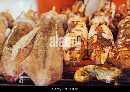 Food-Konzept. Tintenfische machen auf Grill in Thailand Frischemarkt. Bild mit geringer Schärfentiefe Stockfoto
