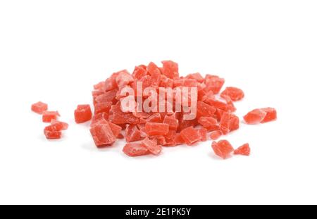 Kandierte rote Früchte. Kandierte Papaya Pfad isoliert auf weißem Hintergrund. Stockfoto