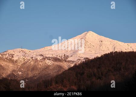 Profil einer Piemontesischen Alp mit Blick auf die Po-Ebene eingetaucht In einem rosa Sonnenuntergang Stockfoto