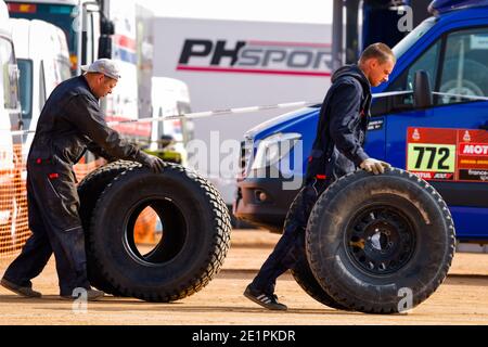 Ha'il, Italien. Januar 2021. Mechaniker, Reifen während des Ruhetag der Dakar 2021 in Ha'il, in Saudi-Arabien am 9. Januar 2021 - Foto Frederic Le Floc&#039;h/DPPI/LM Credit: Gruppo Editoriale LiveMedia/Alamy Live News Stockfoto