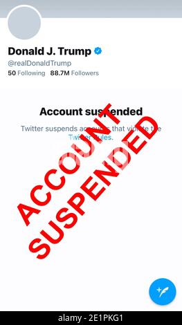 Am 8. Januar 2021 hat Twitter US-Präsident Donald Trumps Konto suspendiert und erklärt - nach genauer Überprüfung der jüngsten Tweets des @realDonaldTrump-Kontos und des Kontextes um sie herum - insbesondere, wie sie auf und außerhalb von Twitter empfangen und interpretiert werden Wir haben das Konto aufgrund der Gefahr weiterer Anstiftung zu Gewalt dauerhaft ausgesetzt Stockfoto