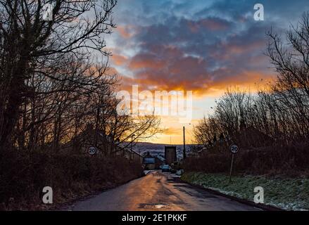 Chipping, Preston, Lancashire, Großbritannien. Januar 2021. Sonnenaufgang und ein kalter Start in den Tag bei Chipping, Preston, Lancashire mit Temperaturen bis -4c. Kredit: John Eveson/Alamy Live Nachrichten Stockfoto