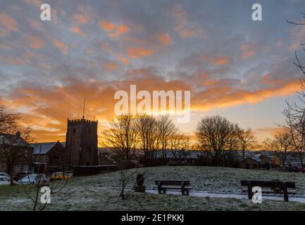 Chipping, Preston, Lancashire, Großbritannien. Januar 2021. Sonnenaufgang und ein kalter Start in den Tag bei Chipping, Preston, Lancashire mit Temperaturen bis -4c. Kredit: John Eveson/Alamy Live Nachrichten Stockfoto