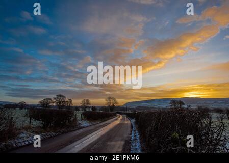 Chipping, Preston, Lancashire, Großbritannien. Januar 2021. Sonnenaufgang und ein kalter Start in den Tag bei Chipping, Preston, Lancashire mit Temperaturen bis -4c. Kredit: John Eveson/Alamy Live Nachrichten Stockfoto