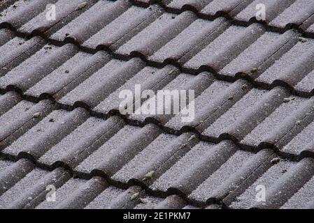 Irish Stil Fliesendach Textur leicht mit Schnee und Frost bedeckt am letzten Tag des 2020, Dublin, Irland. Diagonales Muster der Dachziegen Stockfoto