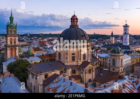 Lviv, Ukraine - 2020: Luftaufnahme der Dominikanerkirche und Dormitionskirche in Lviv, Ukraine von Drohne Stockfoto