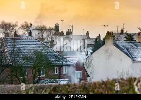 Chipping, Preston, Lancashire, Großbritannien. Januar 2021. Frostige Dächer auf Häusern und ein gefrorener Start in den Tag in Chipping, Preston, Lancashire mit Temperaturen bis -4 Grad. Kredit: John Eveson/Alamy Live Nachrichten Stockfoto