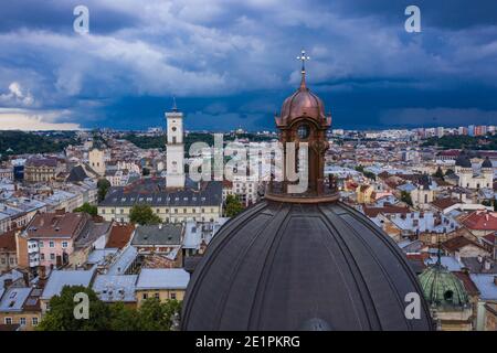 Lviv, Ukraine - 2020: Luftaufnahme der Dominikanerkirche in Lviv, Ukraine von Drohne Stockfoto