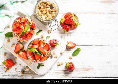 Griechischer Joghurt-Parfait mit Erdbeere. Stockfoto
