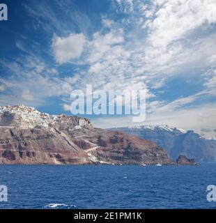 Santorini - das Meer von calera mit der Oia und Scaros im Hintergrund. Stockfoto