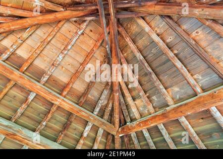 Schönes Holzdach von innen, Hintergrund Stockfoto