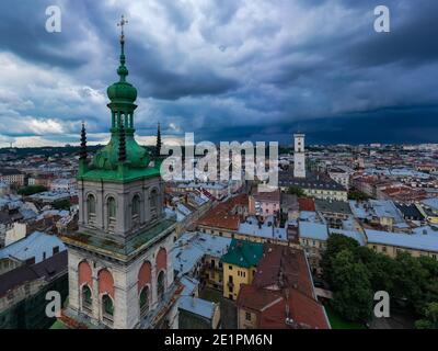 Lviv, Ukraine - 2020: Luftaufnahme der Dormition Kirche in Lviv, Ukraine von Drohne Stockfoto