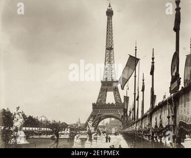 Vintage 1900 Jahrhundert Foto: Eiffelturm Paris, vor kurzem fertiggestellt und zur Zeit der Ausstellung Universelle gesehen. Die Exposition Universelle von 1900, besser bekannt als die Pariser Ausstellung 1900, war eine Weltausstellung, die vom 14. April bis zum 12. November 1900 in Paris, Frankreich, stattfand, um die Errungenschaften des vergangenen Jahrhunderts zu feiern und die Entwicklung in das nächste zu beschleunigen. Stockfoto