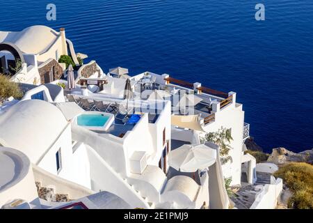 Santorini, Griechenland - 17. September 2020: Oia Dorf mit weißen Häusern auf Santorini Insel, Kykladen, Griechenland Stockfoto