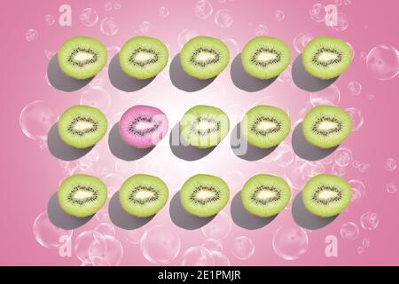 Symmetrische Zusammensetzung von Kiwi-Scheiben auf rosa Hintergrund. Draufsicht. Stockfoto