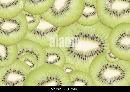 Scheiben Kiwi als texturierter Hintergrund, Nahaufnahme und Ansicht von oben. Stockfoto