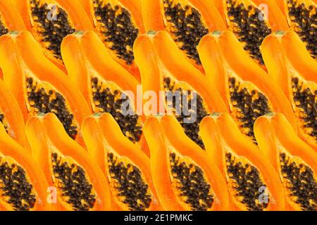 Papaya-Scheiben als texturierter Hintergrund, Nahaufnahme und Ansicht von oben. Stockfoto