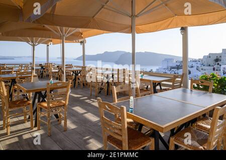 Santorini, Griechenland - 17. September 2020: Restaurant am Meer im Dorf Oia auf der Insel Santorini, Kykladen, Griechenland Stockfoto