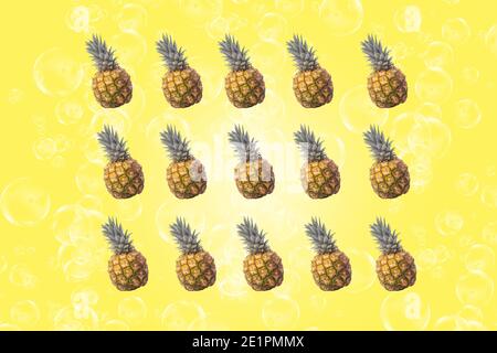 Symmetrische Zusammensetzung der Ananas auf gelbem Hintergrund. Draufsicht. Stockfoto