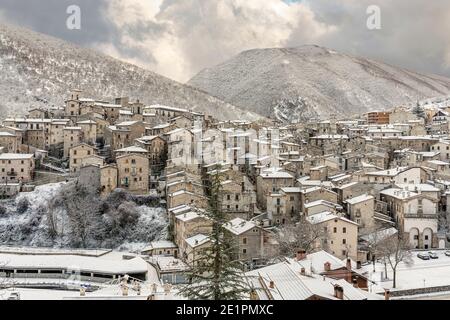 Das alte Dorf Scanno unter dem Schnee. Scanno, Provinz l'Aquila, Abruzzen, Italien, Europa Stockfoto