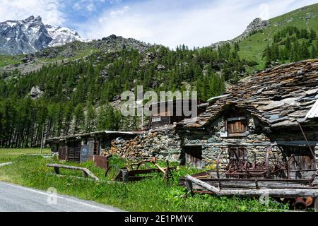 Alte Steinhütte auf den italienischen Alpen im Piemont. Stockfoto