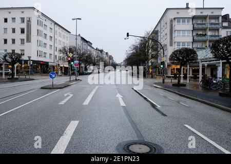 Kiel, Deutschland. Januar 2021. Eine Einkaufsstraße in der Innenstadt ist leer. Die Corona-Situation macht es für viele stationäre Händler immer schwieriger. Kredit: Frank Molter/dpa/Alamy Live Nachrichten Stockfoto