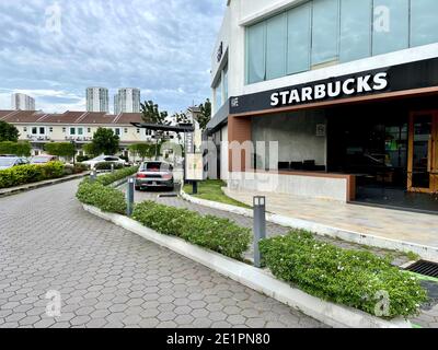 Starbucks Drive Thru Lane in Penang, Malaysia. Praktische Möglichkeit, Ihren Kaffee Verlangen auf dem Weg zu bekommen. Berühmt vor allem für Mitarbeiter in der frühen Arbeitszeit. Stockfoto