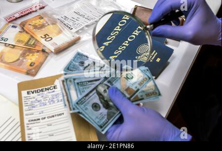 Experte Polizeioffizier Prüfung der amerikanischen Pass eines Beweis Tasche im Labor der Kriminologie, konzeptionelle Bild Stockfoto