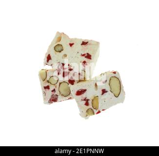 Französisch weichen Nougat mit Erdbeer-Magernuss und Mandeln isoliert auf weißem Hintergrund. Griechisches Manolato. Stockfoto