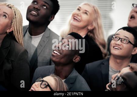 Multinationale Gruppe von jungen Geschäftsleuten, die aufschauen Stockfoto