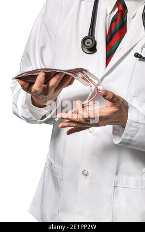 Ein männlicher Arzt im weißen Krankenhausmantel mit einem Blutbeutel. Isoliert auf weißem Hintergrund. Konzept der Blutspende. Stockfoto