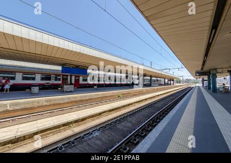 Bahnhof mit Zug auf den Gleisen warten Stockfoto