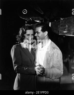 BARBARA STANWYCK besucht Regisseur FRANK CAPRA am Set seines neuen Films MR. SMITH GOES TO WASHINGTON 1939 Regisseur FRANK CAPRA Story Lewis R. Foster Drehbuch Sidney Buchman Columbia Pictures Stockfoto
