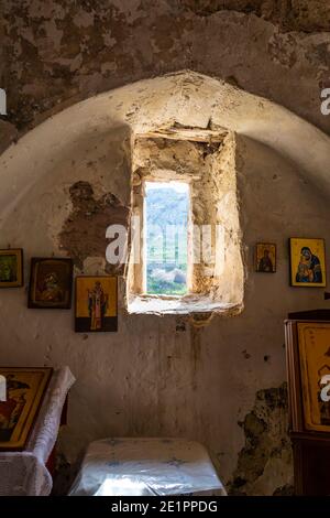 Stoned Kirche Innenraum in den Ruinen von Acrocorinth alten zerstörten Festung an einem sonnigen Tag.. Stockfoto