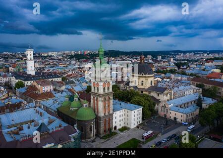Lviv, Ukraine - 2020: Luftaufnahme der Dominikanerkirche und Dormitionskirche in Lviv, Ukraine von Drohne Stockfoto