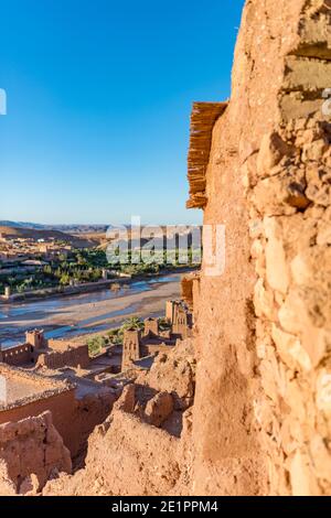 (Selektiver Fokus) entkochte Ouarzazate Dorf in der Ferne an einem sonnigen Tag. Ouarzazate ist eine Stadt südlich des MoroccoÕs Atlasgebirges. Stockfoto